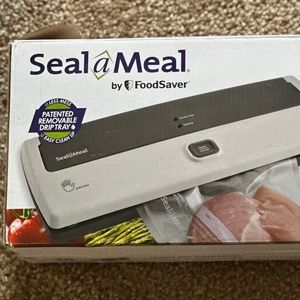 Seal-a-Meal by FoodSaver - Vacuum Food Sealer with Starter Bags P351XA - NEW